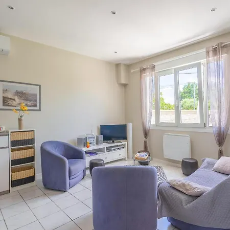 Cozy In Palais Sur Mer With Kitchen *