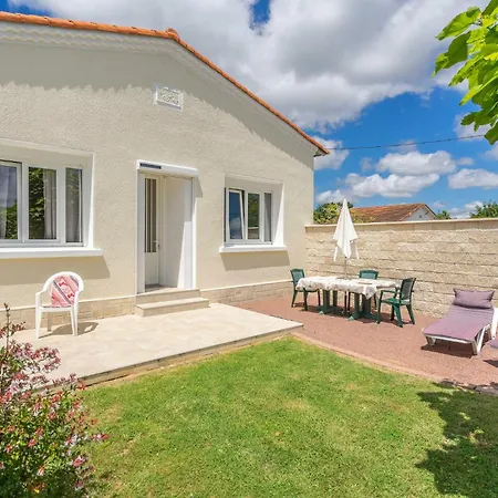 Cozy In Palais Sur Mer With Kitchen Semesterbostad
